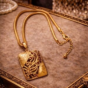 KC Vintage Elegant Gold Pendant Necklace